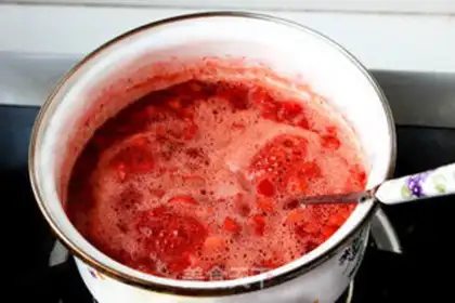 Make Strawberry sauce step 3