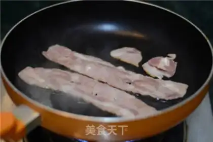 Make Tuna bacon pizza step 1