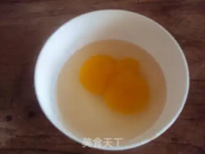 Make Tomato fried eggs step 1