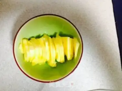 Make Pineapple Sydney shake step 2