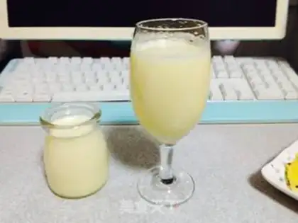 Make Pineapple Sydney shake step 7