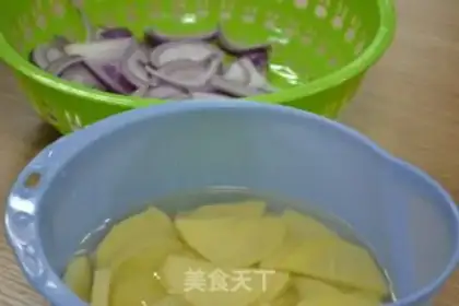 Make Potato onion fried pork step 1