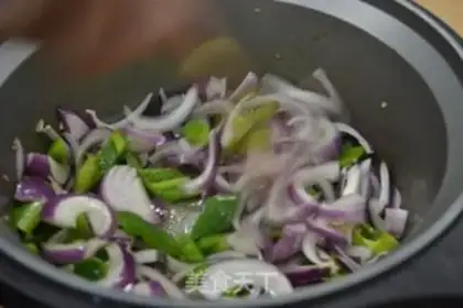 Make Potato onion fried pork step 2