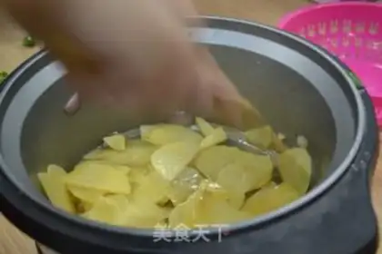 Make Potato onion fried pork step 3