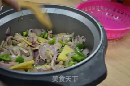 Make Potato onion fried pork step 4
