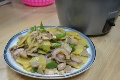 Make Potato onion fried pork step 5