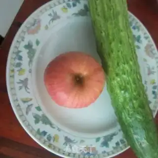 Make Apple cucumber juice step 1