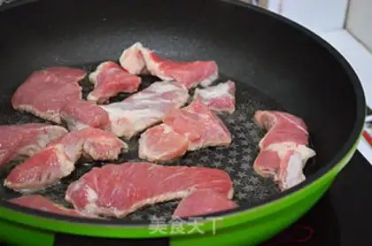 Make Tomato fragrance tore pork step 6