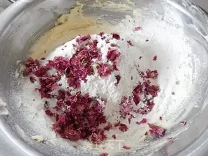 Make Rose heart-shaped cookies step 5