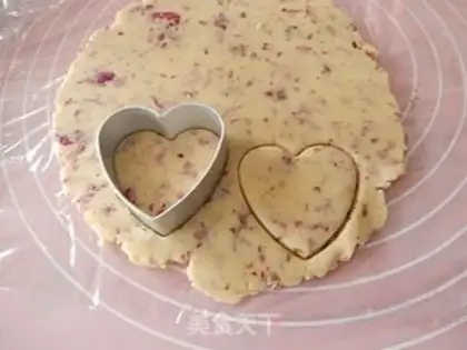 Make Rose heart-shaped cookies step 8