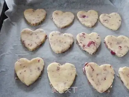 Make Rose heart-shaped cookies step 9