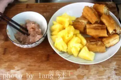 Make Pineapple and shrimp step 1