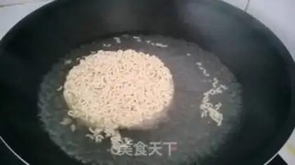 Make Tomato egg fried noodle step 2