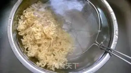 Make Tomato egg fried noodle step 3