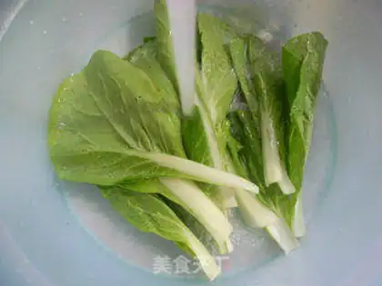 Make Spoons, cabbage, egg soup step 1