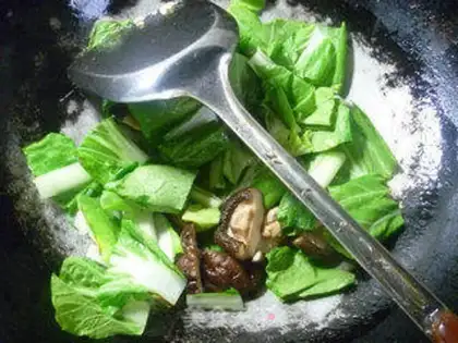 Make Spoons, cabbage, egg soup step 6