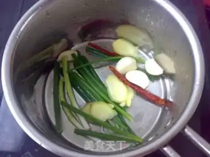 Make Three chickens with eggplant juice step 1