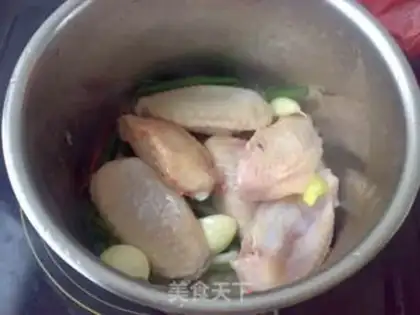 Make Three chickens with eggplant juice step 2