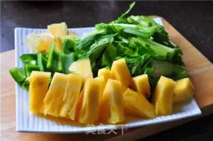 Make Celery pepper pineapple juice step 1