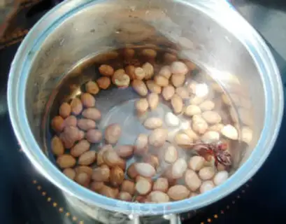 Make Peanuts with celery step 0