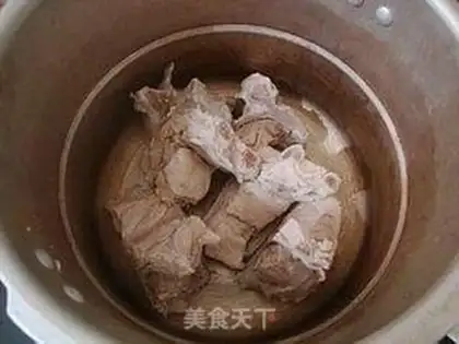 Make Sea-mounted soybean bone soup step 2