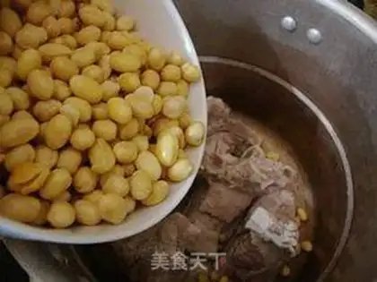 Make Sea-mounted soybean bone soup step 3