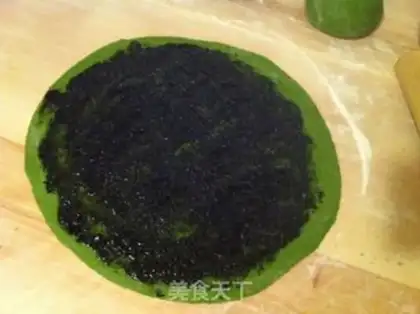 Make Vegetable pie with black sesame sauce step 4