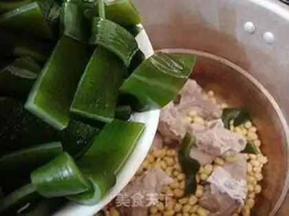 Make Sea-mounted soybean bone soup step 4