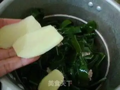 Make Sea-mounted soybean bone soup step 5