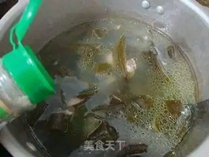 Make Sea-mounted soybean bone soup step 14
