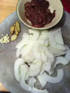 Make Old cucumber fried meat step 1