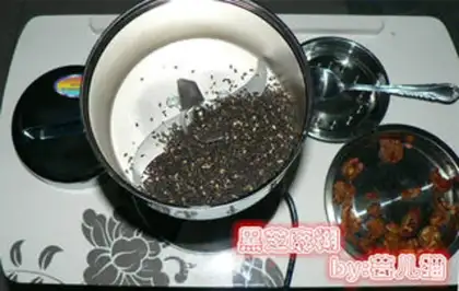 Make walnut sesame paste step 1