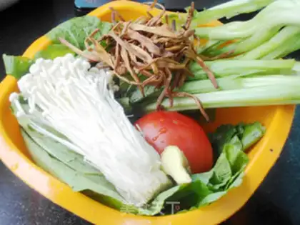 Make Spring tomato golden needle soup step 0