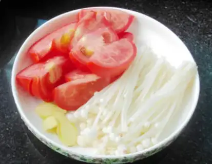 Make Spring tomato golden needle soup step 2