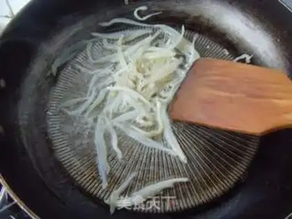 Make Silverfish fried eggs step 1