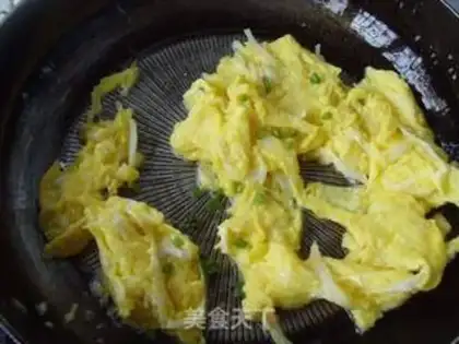 Make Silverfish fried eggs step 3