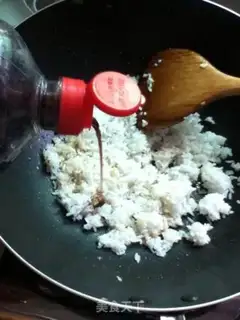 Make Ping-pong egg fried rice step 2