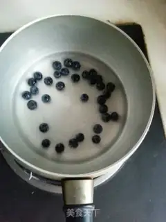 Make Blueberry jelly step 1