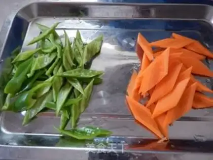 Make Carrot green peppers for five flowers step 3