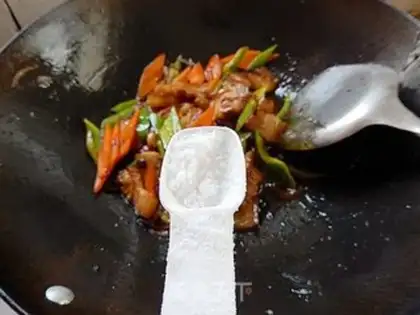 Make Carrot green peppers for five flowers step 12