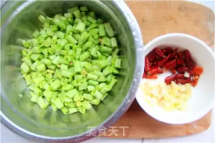 Make Spicy bean horns step 0