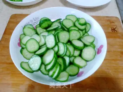 Make cucumber fried eggs step 1