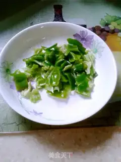 Make cucumber fried eggs step 2