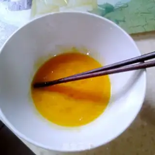 Make cucumber fried eggs step 3