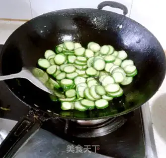 Make cucumber fried eggs step 7