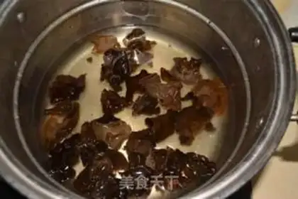Make Scrambleded eggs step 1
