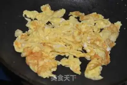 Make Garlic fried eggs step 2