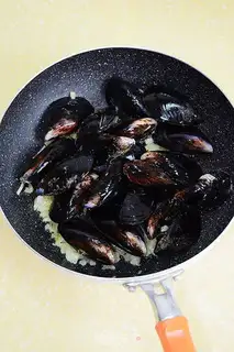 Make French mussels step 3