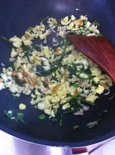 Make Celery shrimp fried eggs step 4