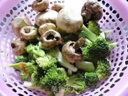 Make Snack of gravy with broccoli step 0